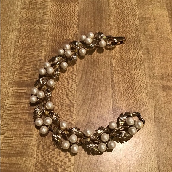 Vintage Jewelry - Vintage Lisner Gold and Pearl Bracelet